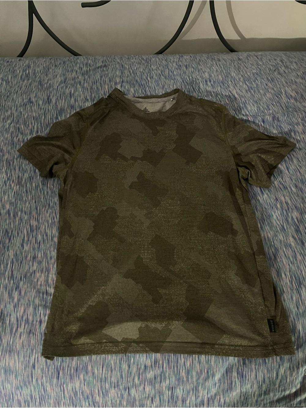 Prana green geometric pattern t-shirt 🌱 size small 🌱 EUC!